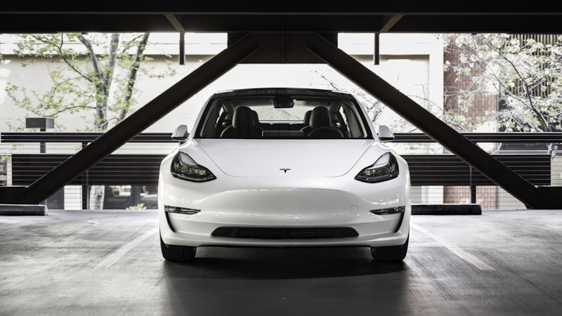O carro elétrico perde autonomia com o tempo? A ciência das baterias diz que o medo é maior que o problema