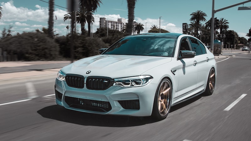 A BMW diz que tirou os botões porque os jovens querem — enquanto VW, Audi e Polestar correm para colocá-los de volta