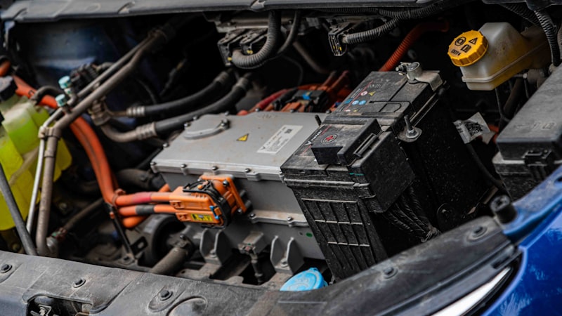 O carro anda só com motor elétrico, não tem câmbio e abastece no posto — para a lei brasileira, é um híbrido plug-in