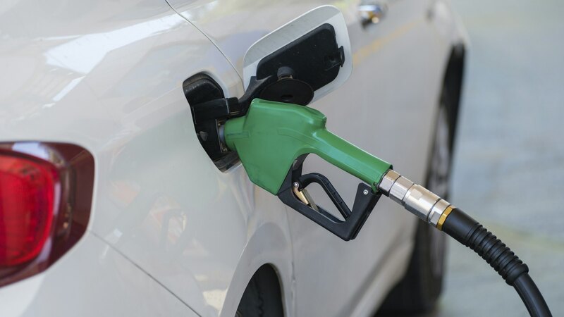 A gasolina E35 entrou em teste. No Congresso, tem gente pedindo o caminho inverso: gasolina sem etanol nenhum