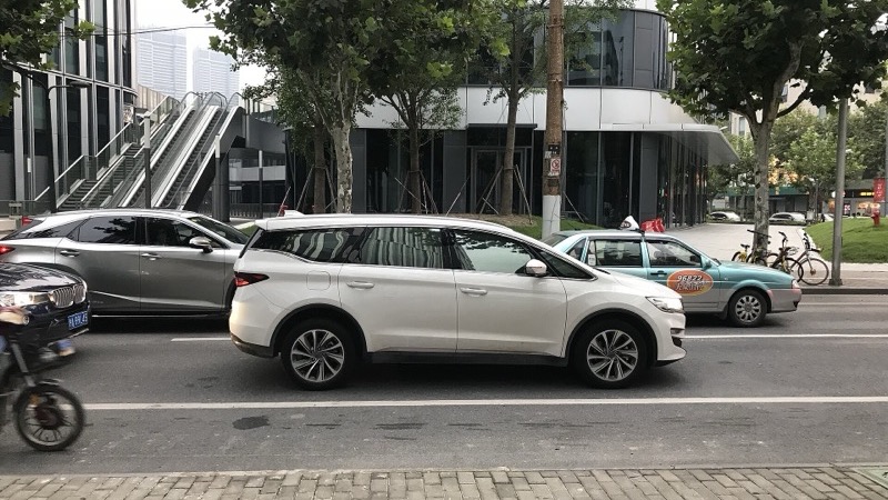 A Geely promete bateria de estado sólido com 500 Wh/kg em 2027 — o dobro da atual e a milésima promessa da década