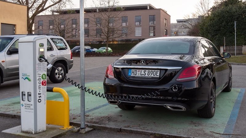O híbrido plug-in que ninguém pluga: estudo com 220 mil carros mostra emissão 6 vezes maior que a declarada