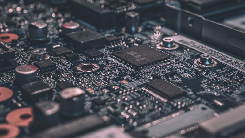O ChatGPT está encarecendo o seu próximo carro, e a GM já deu nome ao fenômeno: "chipflation"