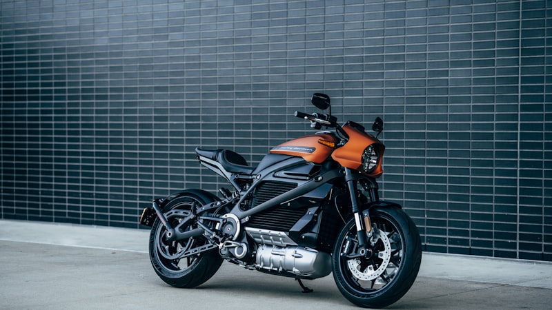 A moto a vapor mais rápida do mundo vai de 0 a 100 km/h em 0,4 segundo — e foi construída por um engenheiro de 62 anos numa garagem inglesa