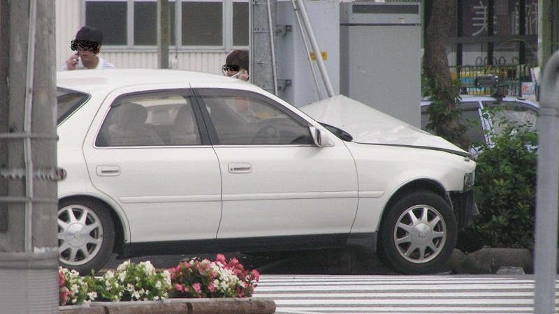 O seguro do carro elétrico ainda é mais caro — mas a diferença encolheu tanto que já há empate técnico